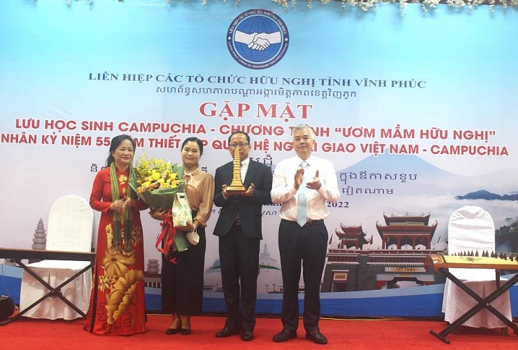 Building and developing Vietnam-Cambodia relations
